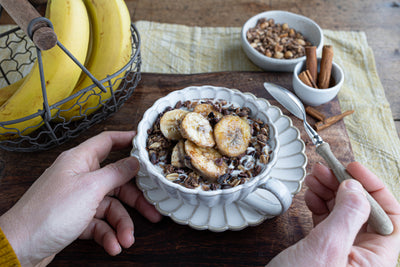 BOWL GRANOLA ARACHIDI e CIOCCOLATO con BANANA CARAMELLATA